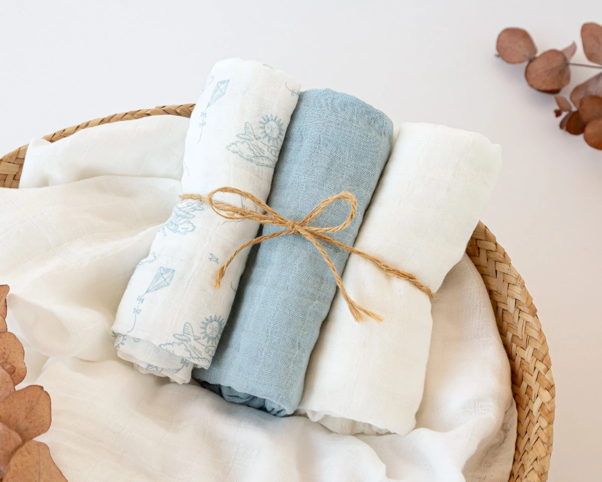 set-de-3-muselinas-azul-blanco-y-estampado-de-aviones-70x70cm (2)
