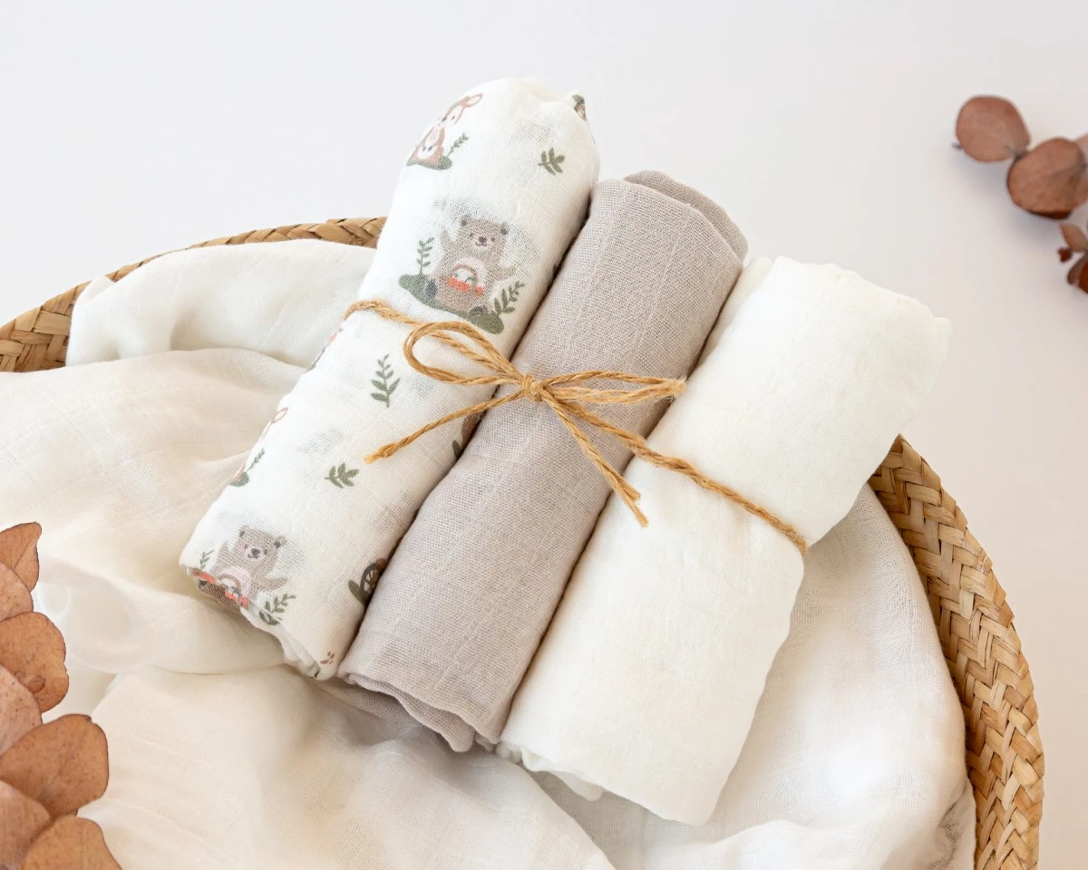 set-de-3-muselinas-gris-blanco-y-estampado-bosque-70x70cm (1)