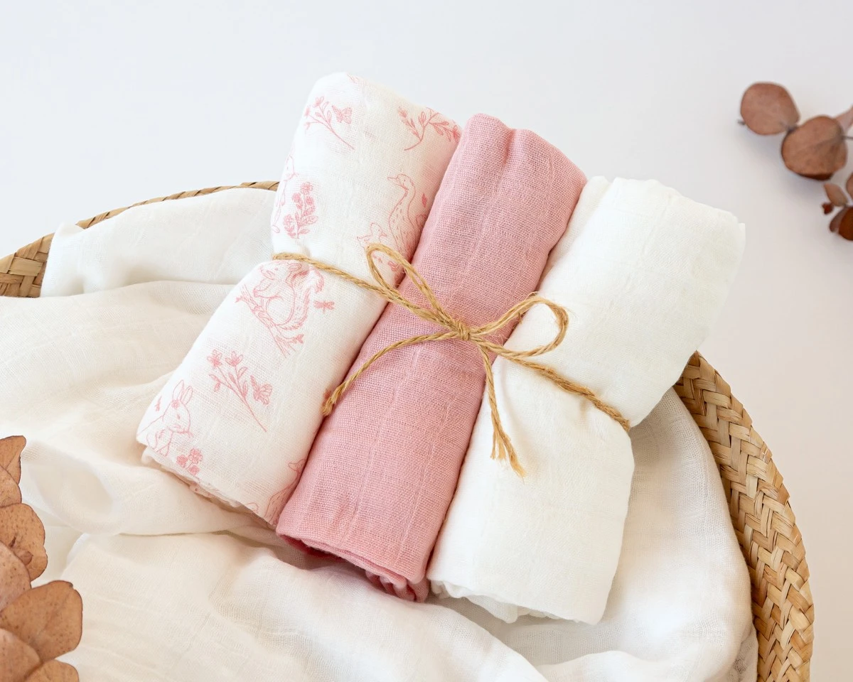 set-de-3-muselinas-rosa-blanco-y-estampado-de-animalitos-70x70cm (4)