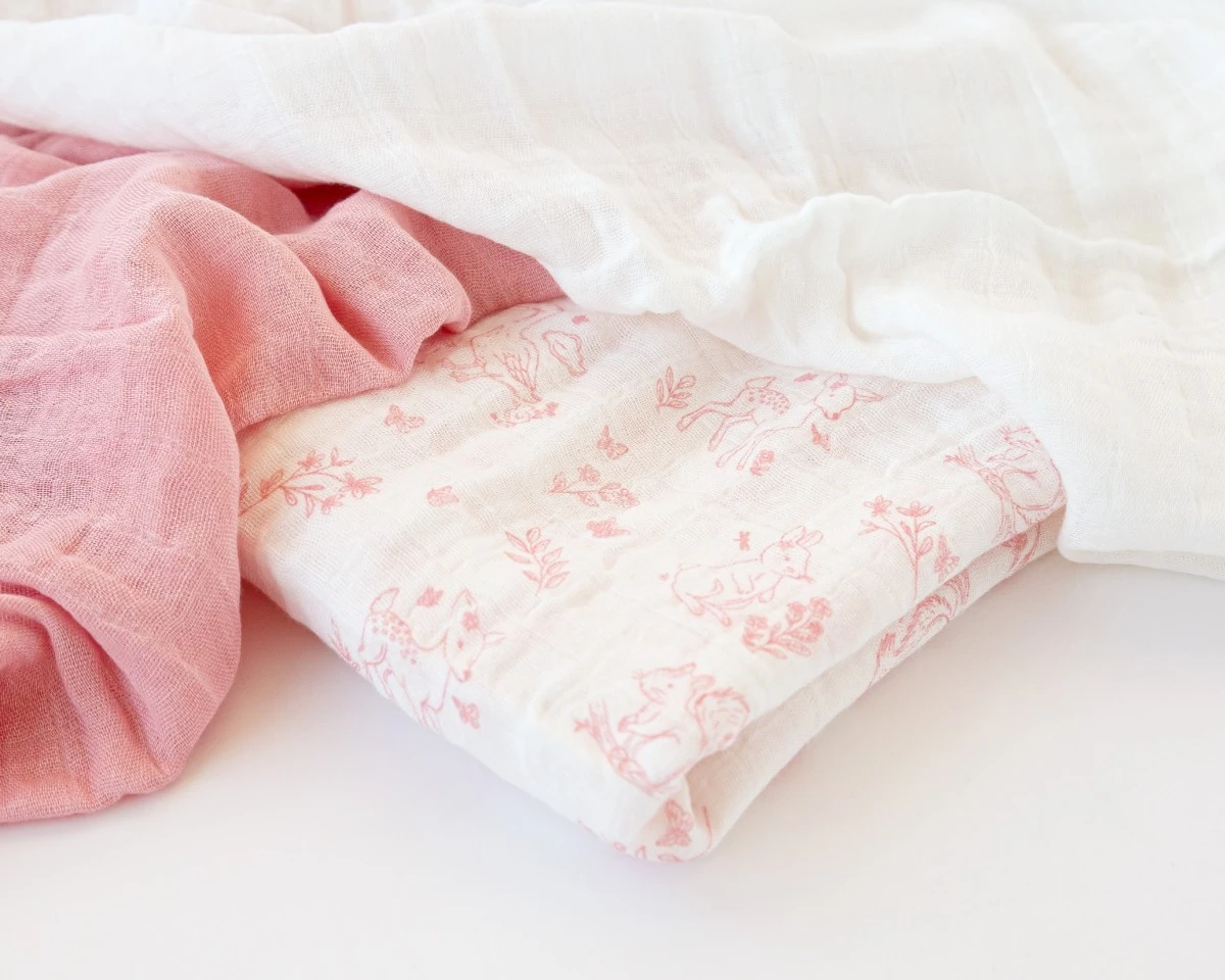 set-de-3-muselinas-rosa-blanco-y-estampado-de-animalitos-70x70cm (6)