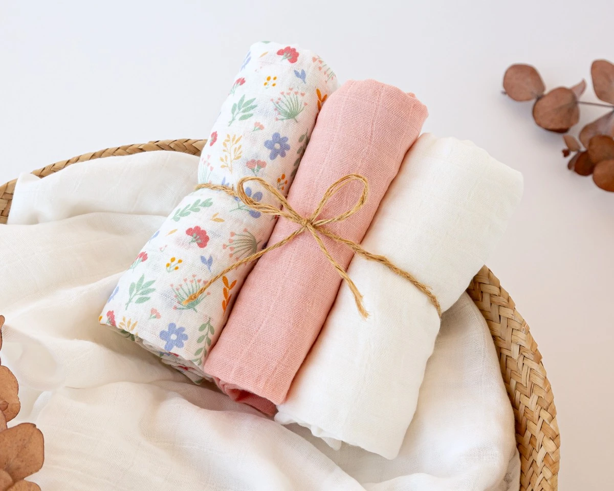 set-de-3-muselinas-rosa-blanco-y-estampado-de-florecitas-70x70cm (2)