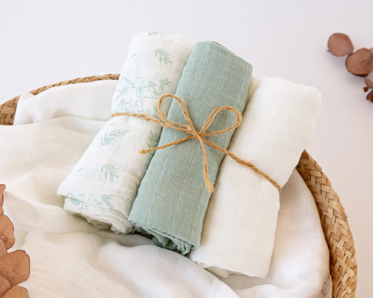 set-de-3-muselinas-verde-blanco-y-estampado-selva-70x70cm (1)